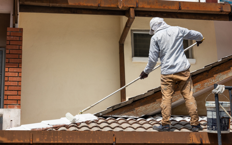 Sok esetben egyszerű és gazdaságos megoldás a tetőfestés