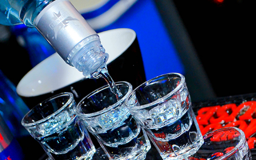 Belehalt a vodkás versenybe