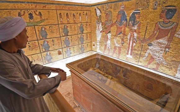 Elkezdték Tutanhamon külső aranyozott fakoporsójának restaurálását