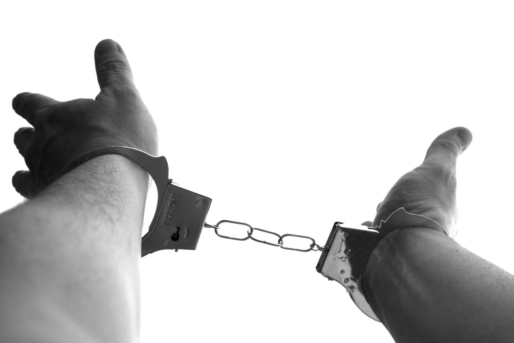 Győri középiskola előtt mutogatta magát a férfi, otthonában gyermek pornográf tartalmakat is találtak