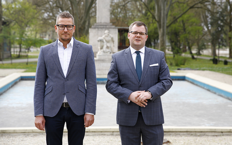 RESTAURÁLJÁK A VÉNUSZ SZOBROT ÉS A HŐSI EMLÉKMŰVET