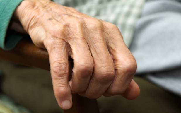 15 éves lány ütött arcon és rúgott meg egy 70 éves nénit Sopronban 