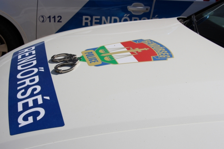 Rendőrökre támadt egy székkel egy férfi