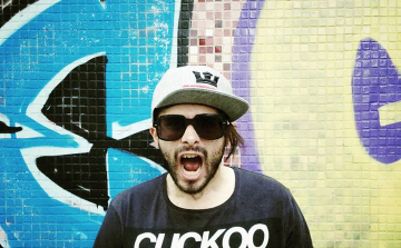 ByeAlex saját versével vág vissza