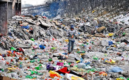 Dózerrel takarítják el Európa legnagyobb cigány gettóját