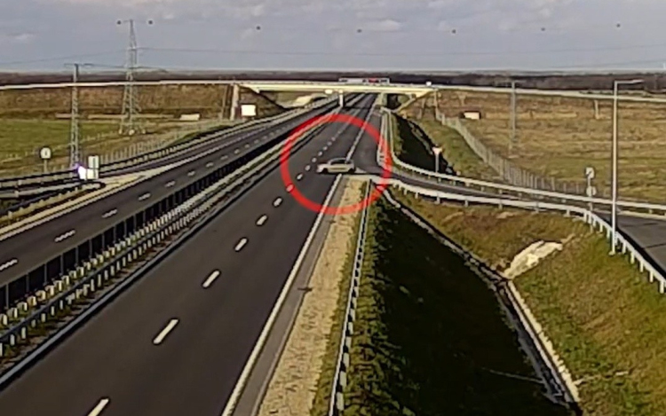 Elképesztő! Forgalommal szemben hajtott egy autós az M85-ös autóúton
