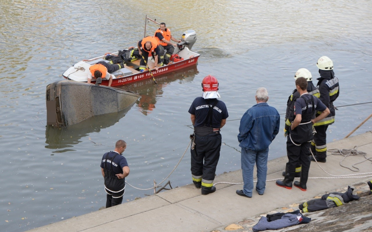 Holttesttel együtt emeltek ki egy autót Győrben a Mosoni-Dunából