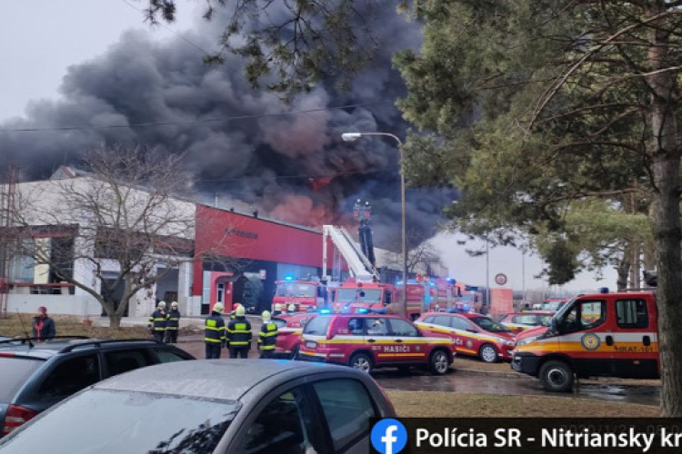 Hatalmas tűz Nagysurányban, több mint 80 tűzoltó ment a helyszínre