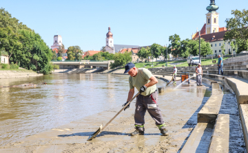 Takarítják a győri vízpartokat az áradás után