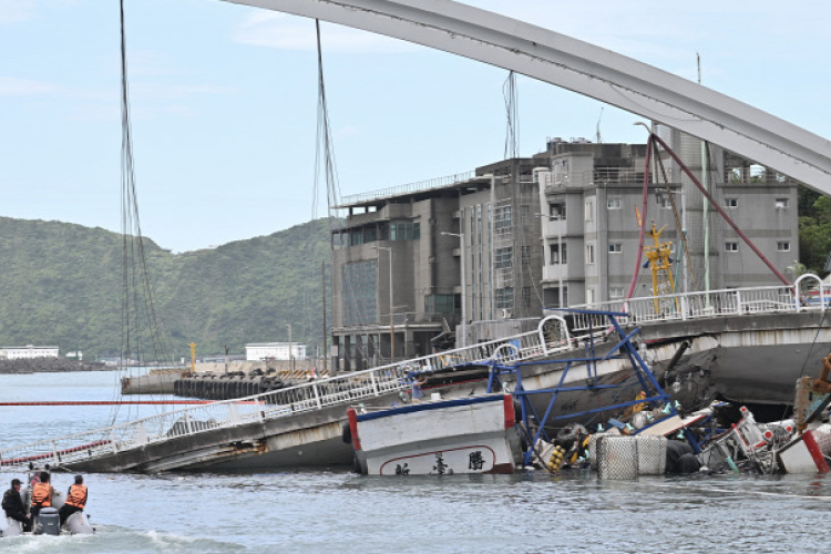 Hajókra zuhant egy híd és egy olajszállító Tajvanon, többen súlyosan megsérültek 