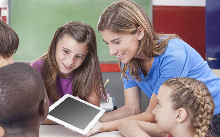 RENDKÍVÜLI miniszterelnöki bejelentés: Bezárnak az iskolák hétfőtől, digitális oktatás lesz! 