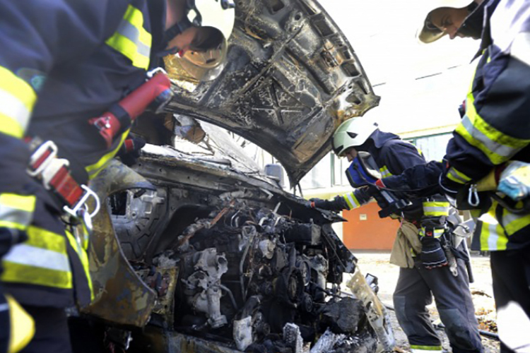 Kigyulladt egy mentőautó Óbudán