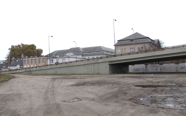 Egy kőhajításnyira a tragédiától