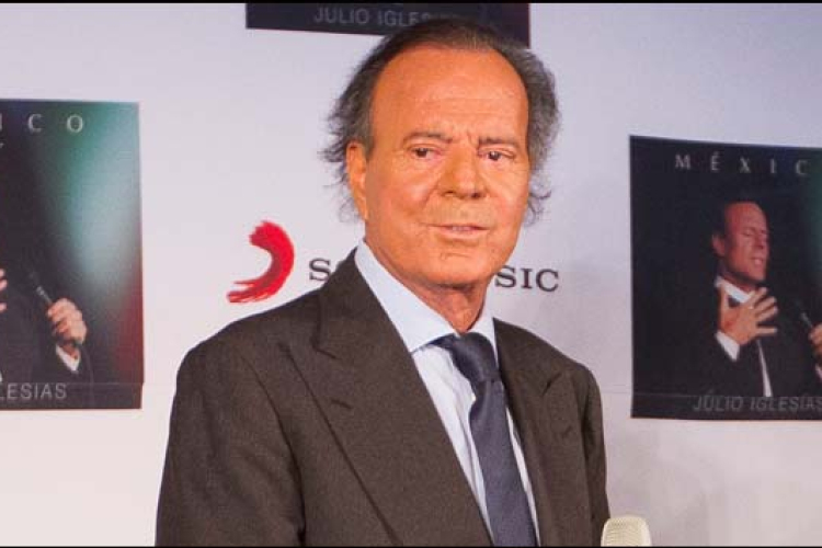 Apasági per elébe néz a 73 éves Julio Iglesias