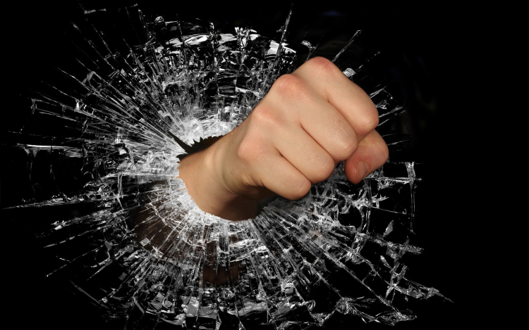 Betörte egy győri szépségszalon kirakatát a férfi