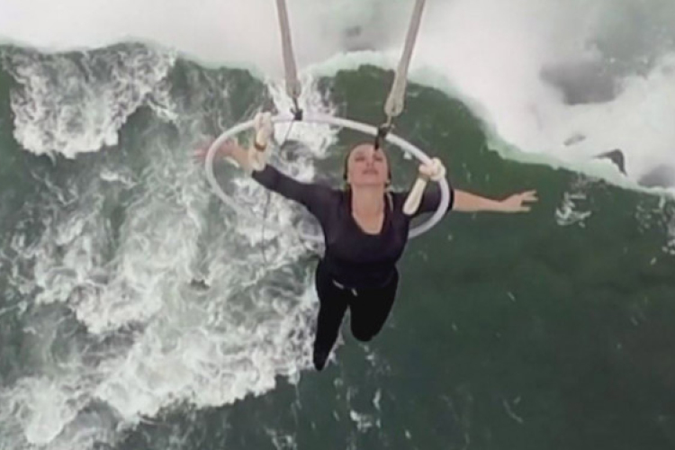 Fogával kapaszkodva lógott a Niagara vízesés felett Erendira Wallenda 