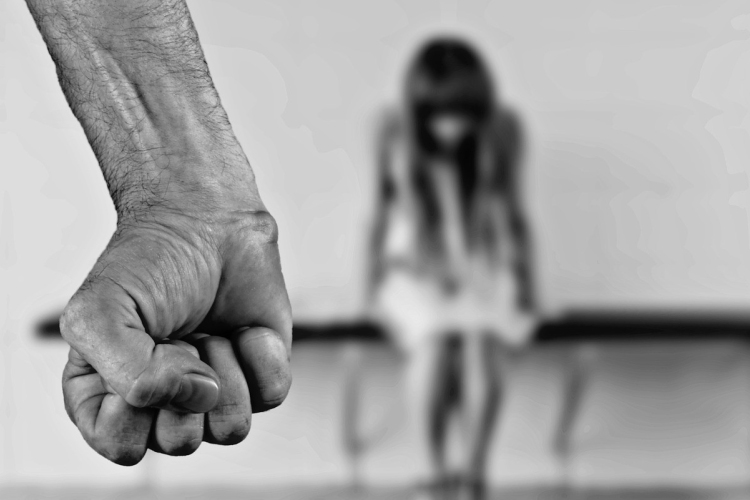 Autóba tuszkolták a tiltakozó nőt