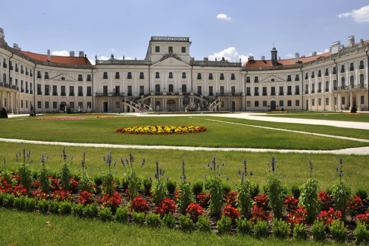 Randevú a kertben- Először Magyarországon