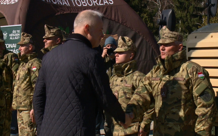 Embert keresnek a vasra Győrben is