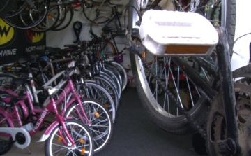 Folytatódik a kerékpárok megjelölése Győrben