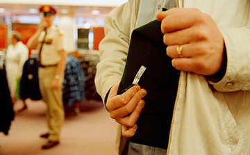 Elzárás az áruházi „szarkáknak”