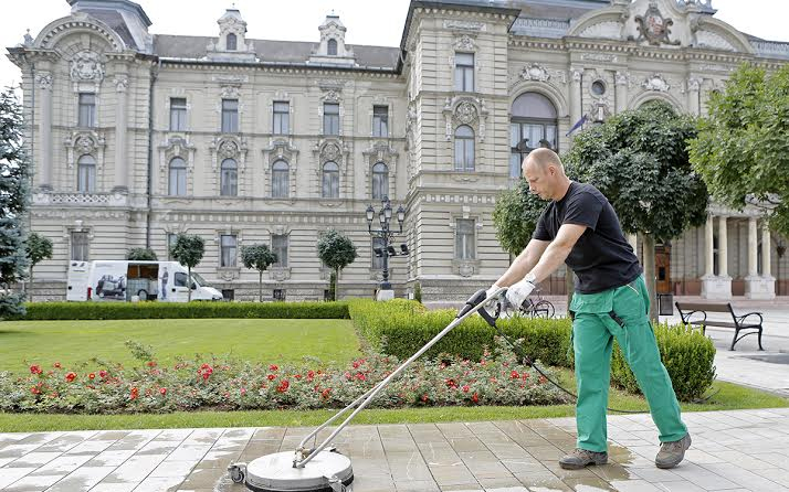 A Városház téren folytatódott a belvárosi burkolattisztítás
