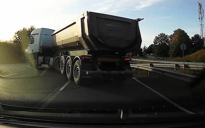 Négy szabálysértés történt 36 másodperc alatt az M1-es egyik felhajtójánál