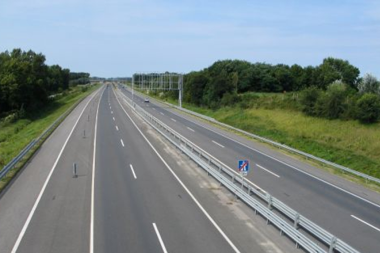 Szalagkorlátnak ütközött egy autó az M1-esen 