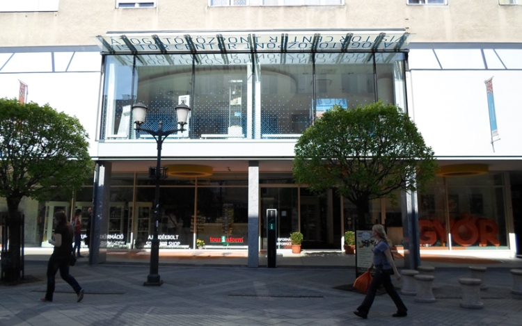 Szeretem Győrt  fa díszítése a Baross úton 