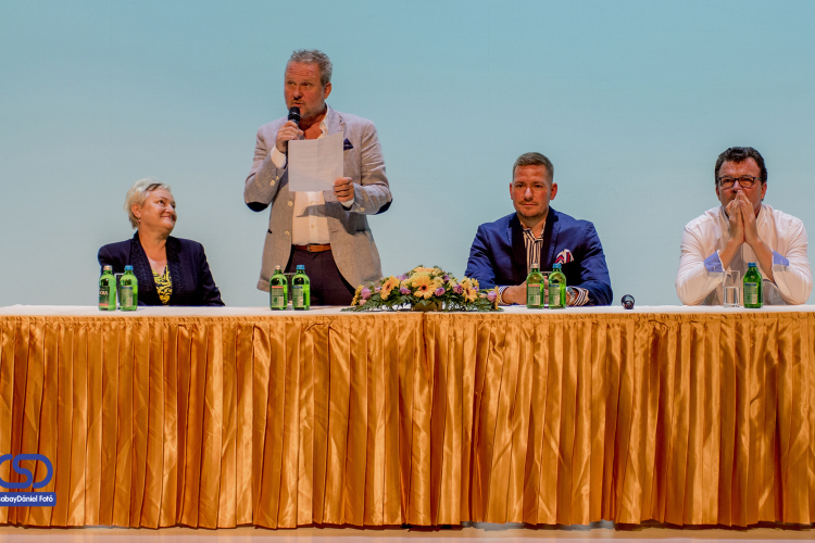 Kezdődik az új színházi évad, de még továbbra is a régi épületben