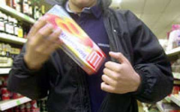 20 évesek loptak egy győri drogériából 