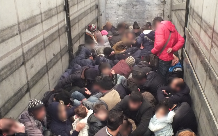 Majdnem nyolcvan migráns zsúfolódott egy kamionban, ami Magyarországra tartott