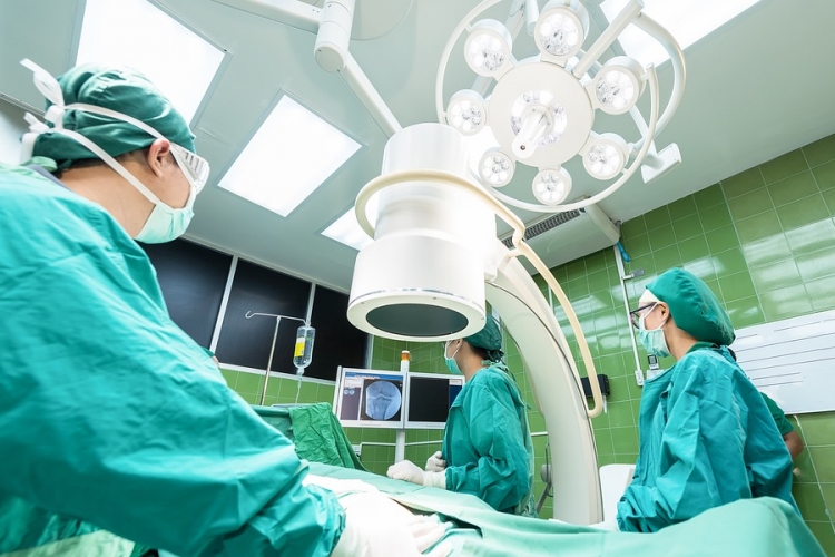 Lángra lobbant egy beteg műtét közben Romániában