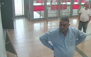 Lopás miatt keresi a rendőrség a képen látható férfit