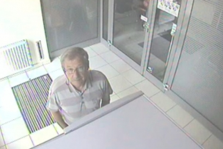 Jogtalan bankkártya használatért keresik a képen látható férfit