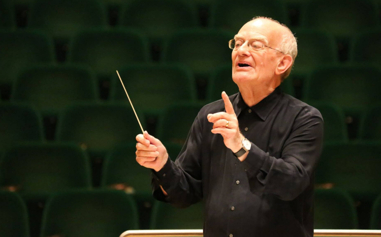 Megtréfálták a 70 éves komponistát