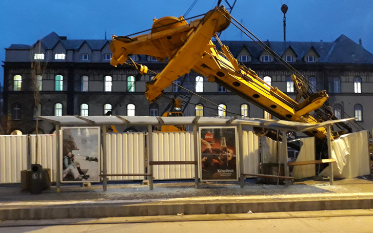 Eldőlt egy munkagép a Margit-hídon 