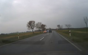 Ámokfutó randalírozott a 85-ös főúton – Videó!