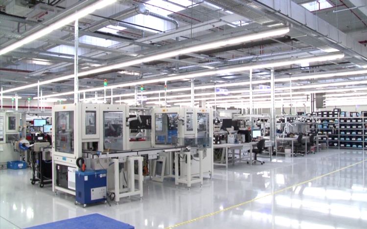 Három új csarnokot avatott a SICK