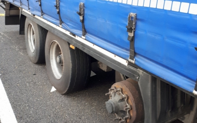 Kerék nélkül száguldott a kamion az M7-es autópályán 