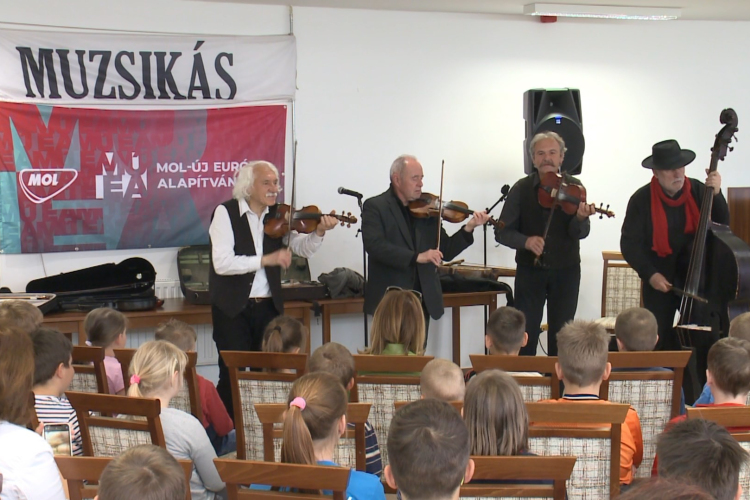 Rendhagyó énekórát tartott a Muzsikás Ikrényben