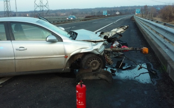 Szalagkorlátnak csapódott az M3-ason 