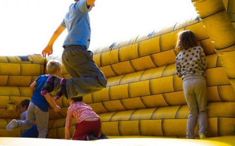 Belehalt sérüléseibe egy kislány, aki hat métert repült a felrobbanó ugrálóvárból