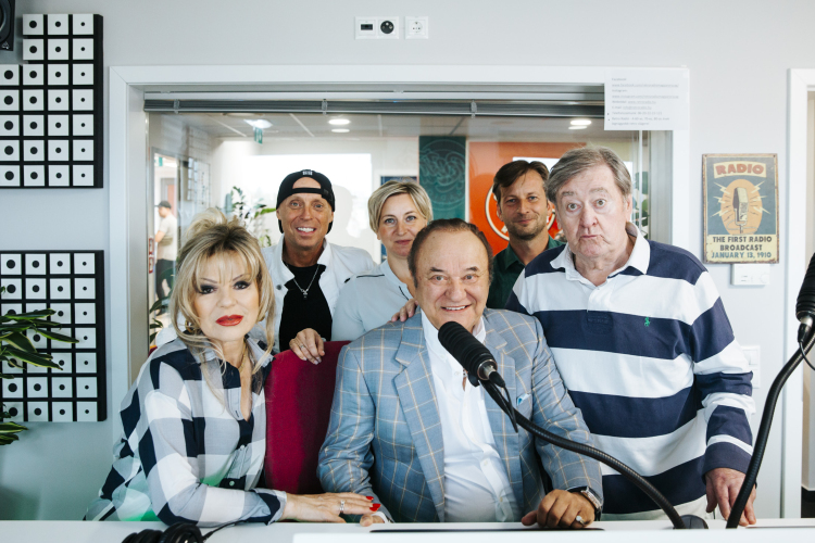 Zenészlegendákkal indult a Retro Rádió