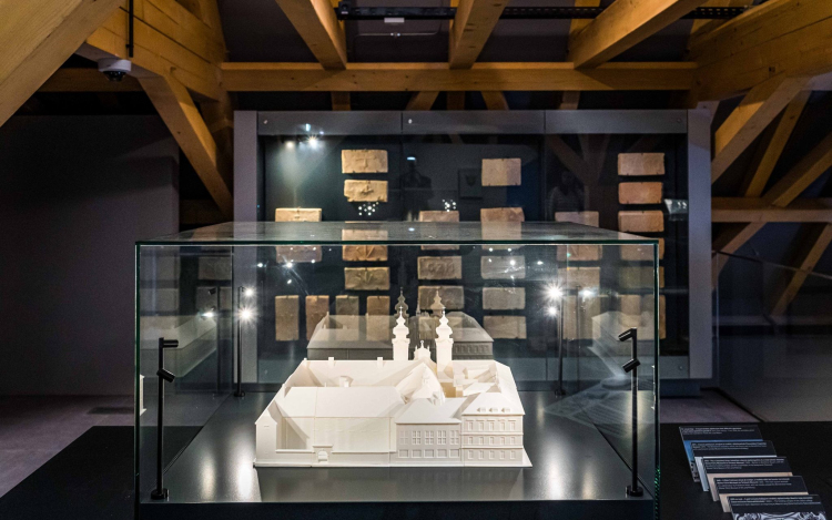 Titkok a templompadláson