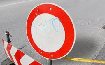 Félpályás útlezárás a 14. számú főúton Vámosszabadi közelében