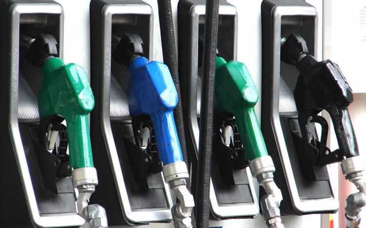 Csökkent a benzin, emelkedett a gázolaj ára