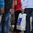 Adj, hogy ehessenek! - élelmiszerosztás a Megyeháza téren (Fotó:Nagy Péter)