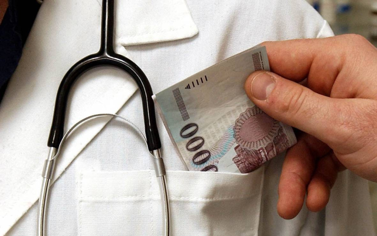 Továbbra is bűnügyi felügyelet alatt marad a hálapénzt elfogadó győri orvos