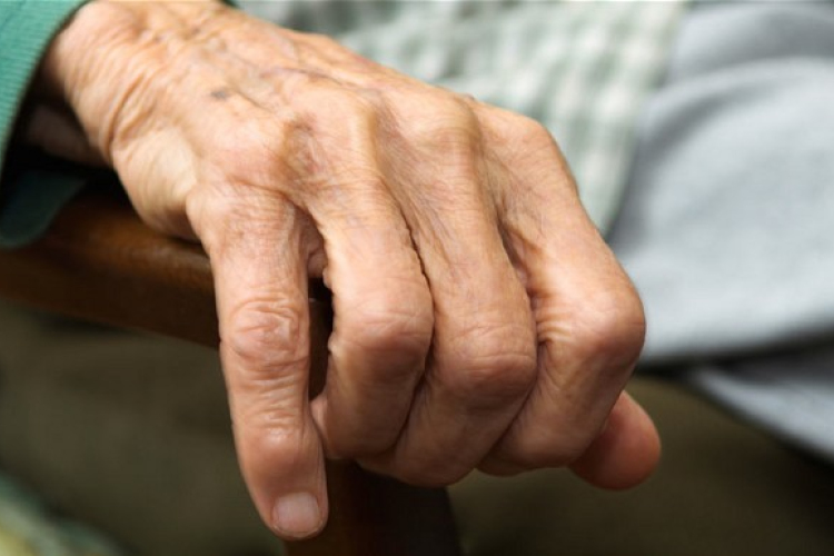 15 éves lány ütött arcon és rúgott meg egy 70 éves nénit Sopronban 